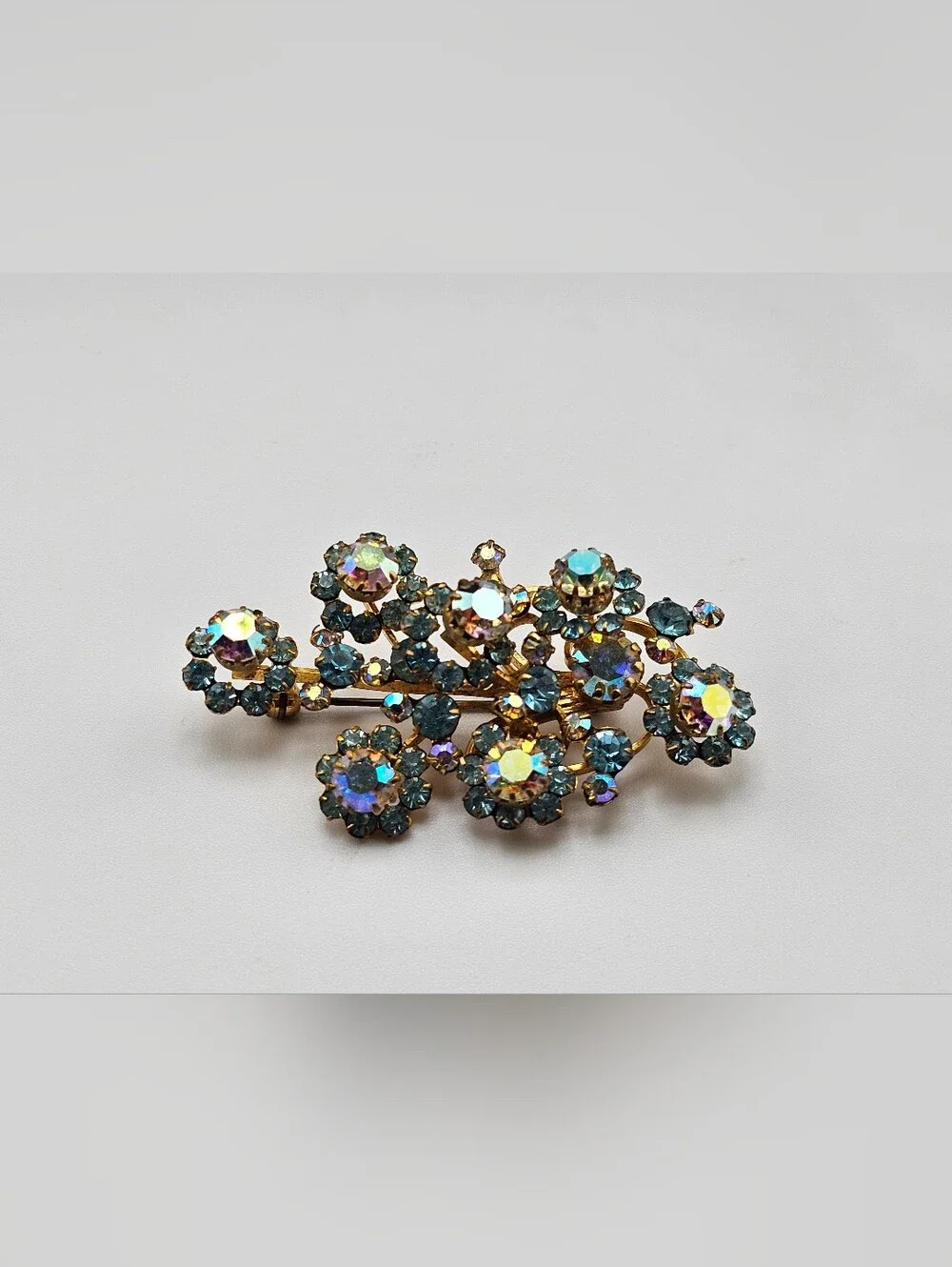 ​Vtg 1950s Blue Aurora Borealis Rhinestone Flower Brooch Gold Tone Floral Pin AB